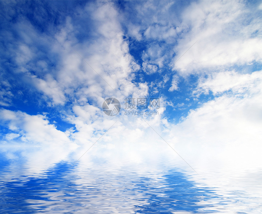 蓝天有彩虹的白毛云阴霾云景环境天气海洋气候蓝色天蓝色沉淀水分图片