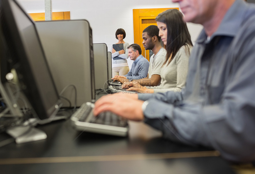 计算机班教学教育互联网女性电脑男性工人课堂男人笔记本图片