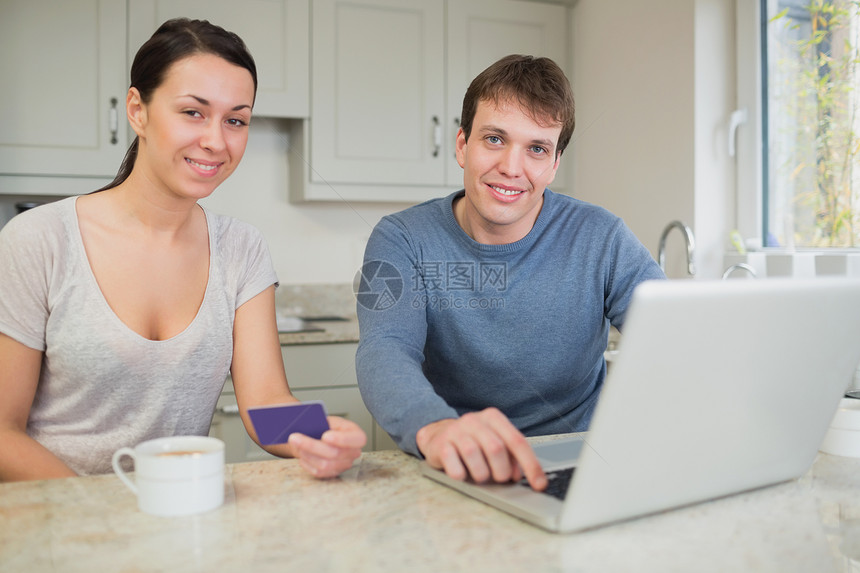 年轻夫妇在线购物女朋友男朋友沟通互联网社交女士电子商务友谊女性电脑图片
