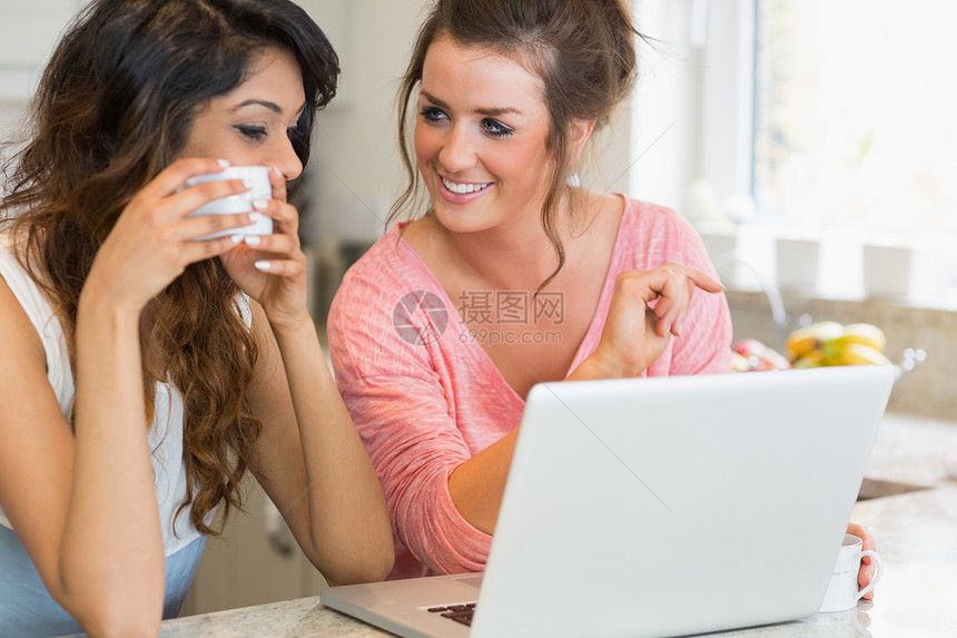 女孩们用笔记本电脑在咖啡上聊天图片