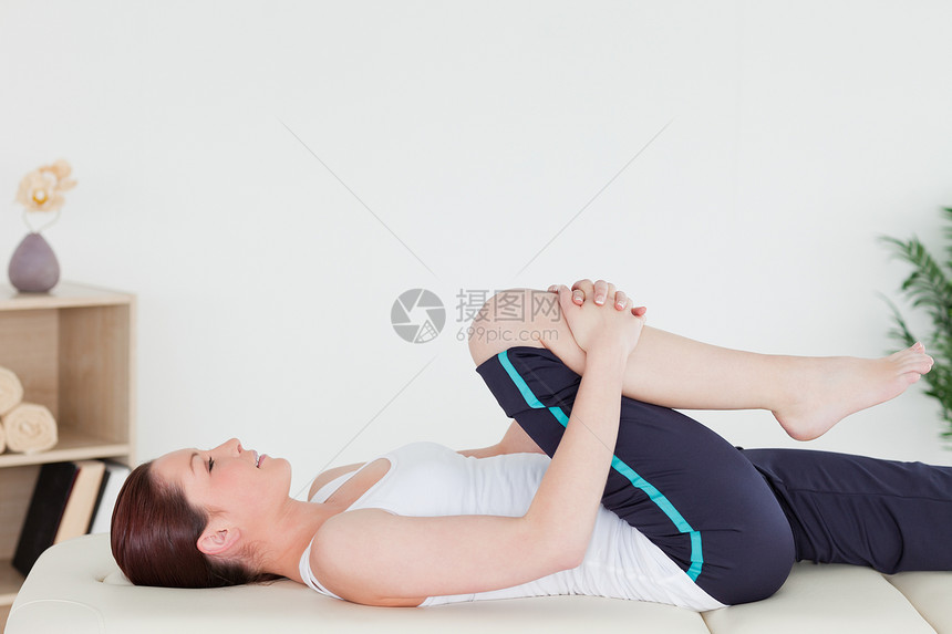 运动妇女伸展腿部图片