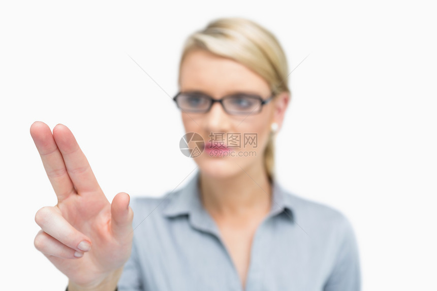 女商务人士用两只手指指着图片