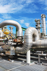 蓝色天空的工业工厂植物管道晴天蓝天管子石油背景图片