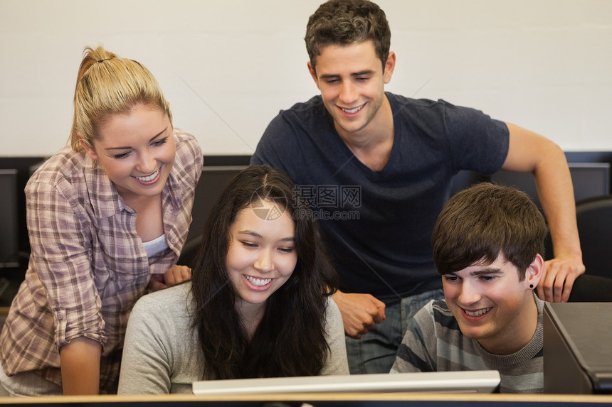 学生站着看电脑的学生人数数图片