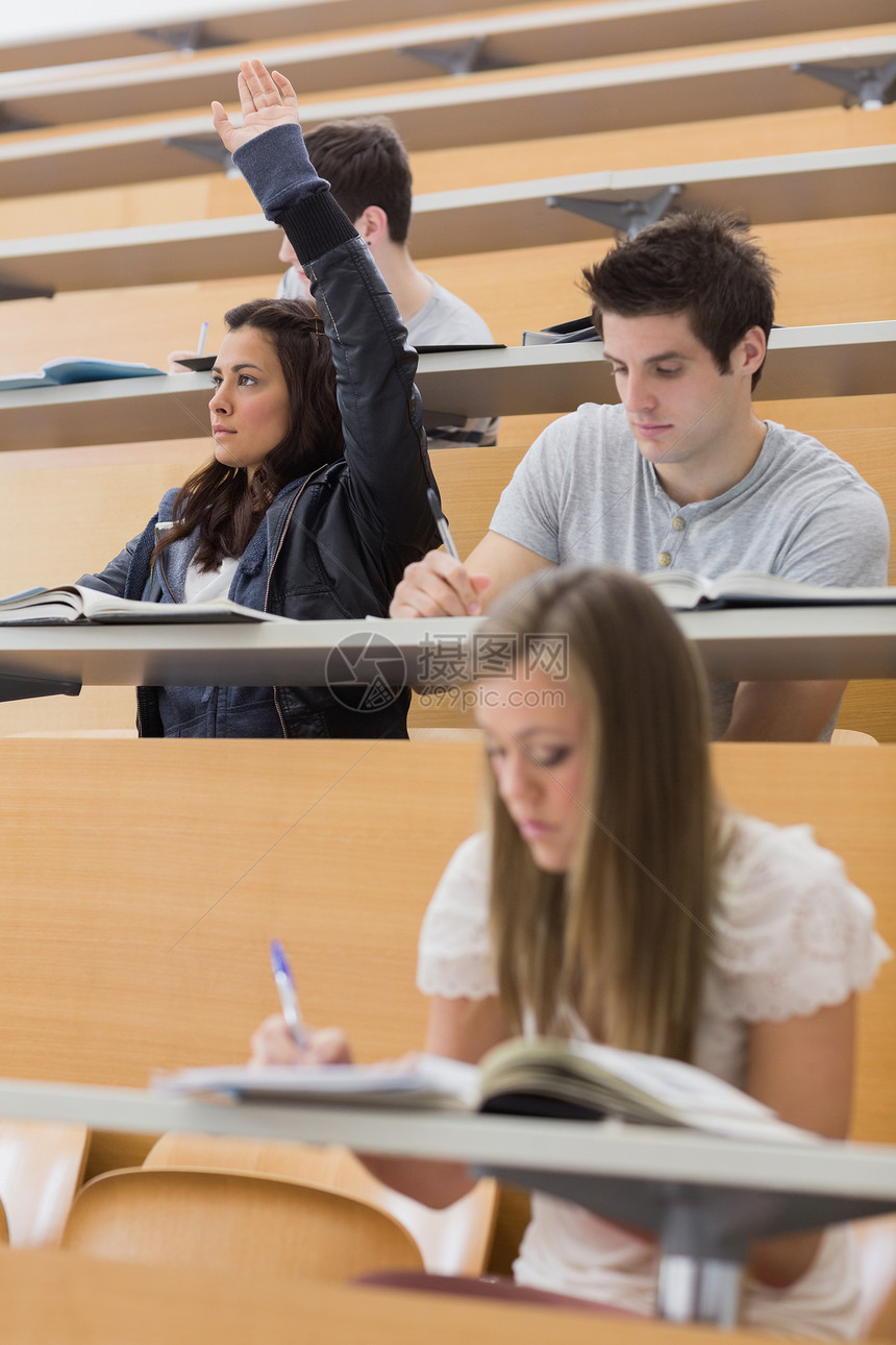 学生们坐在教室里举起手来图片