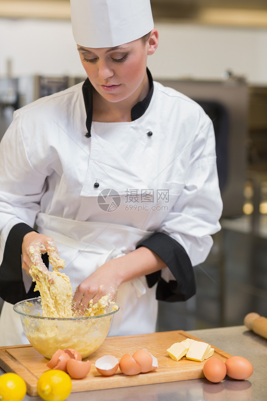 准备面粉的贝克食物女性制服面团碳水双手美食化合物厨房餐厅图片