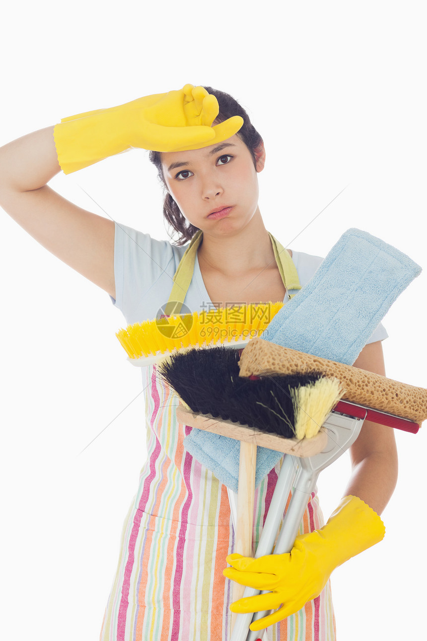 带清洁工具的疲劳妇女人员服务塑胶家务手套家政眉头围裙工作刷子图片