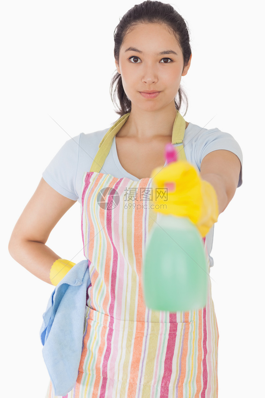 妇女喷洒清洁剂图片