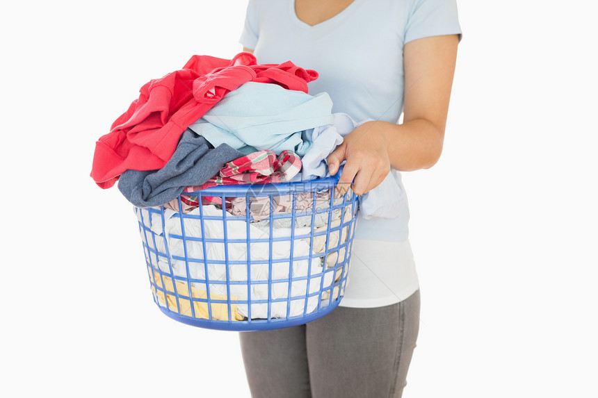 手持洗衣篮的妇女女性篮子洗衣混血家务衣服洗涤图片