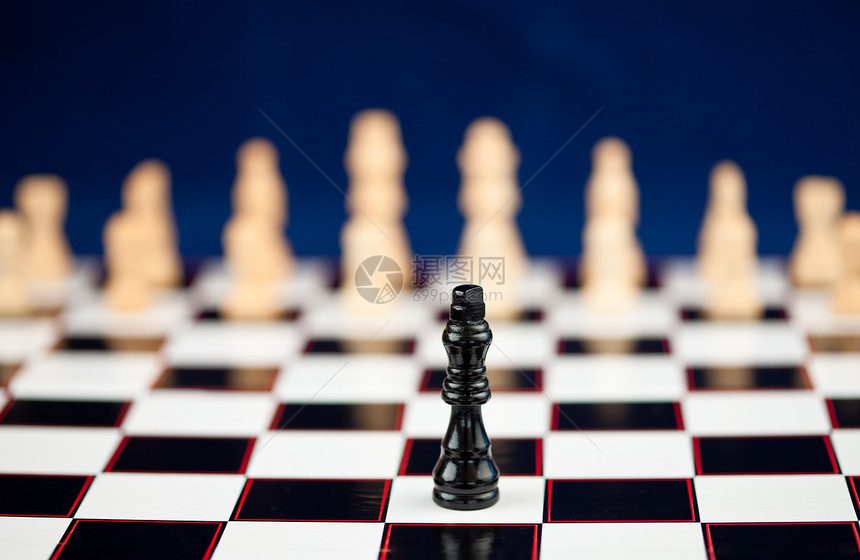 一个站在棋盘上的黑人象棋手图片
