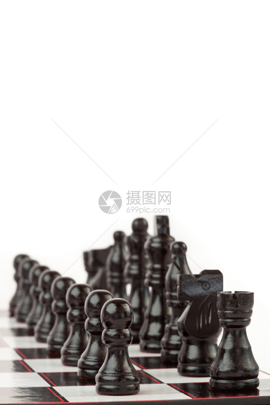 站在棋盘上的黑象棋碎片图片