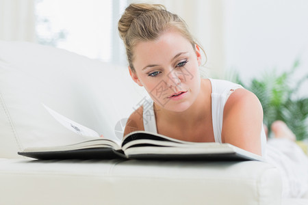 妇女阅读杂志的杂志背景图片