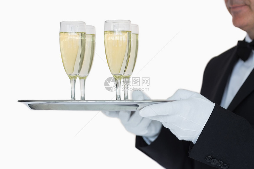 拿着满满杯香槟酒的托盘服务员图片