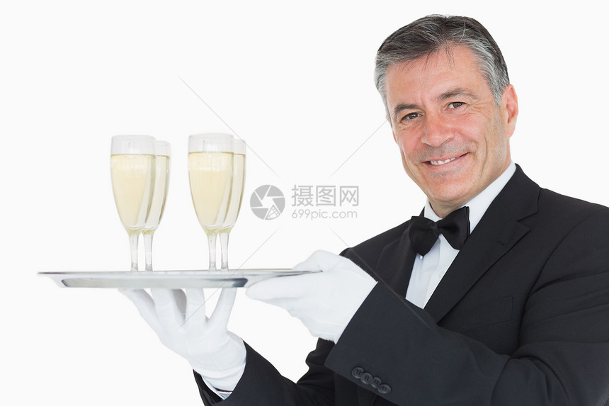 拿着装满香槟杯子的托盘服务员图片