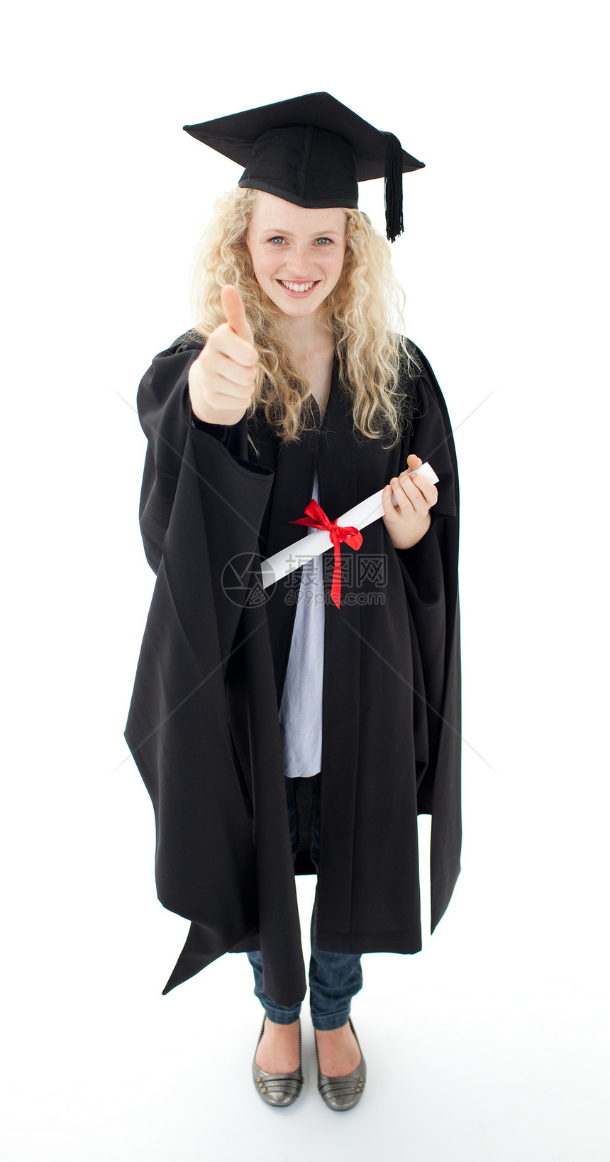 庆祝少女毕业 举起大拇指研究生喜悦文凭庆典女性长袍大学幸福教育微笑图片