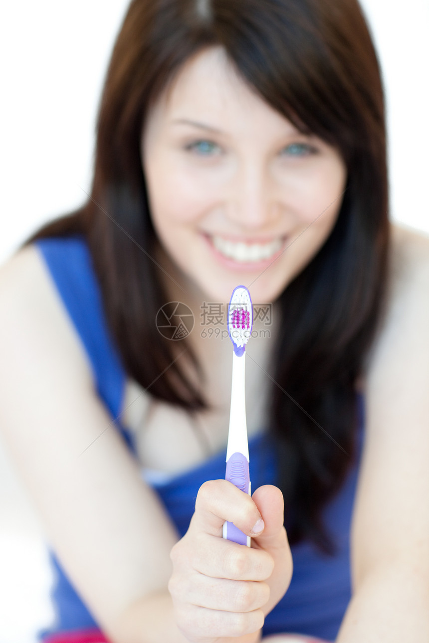 拿着牙刷的漂亮女人图片