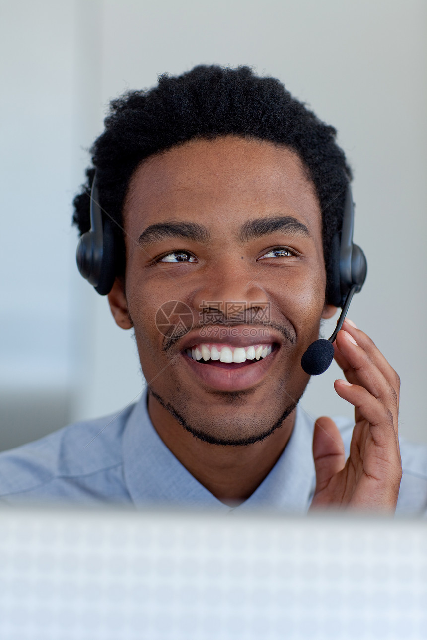 在呼叫中心工作的非裔美洲人商务人士图片