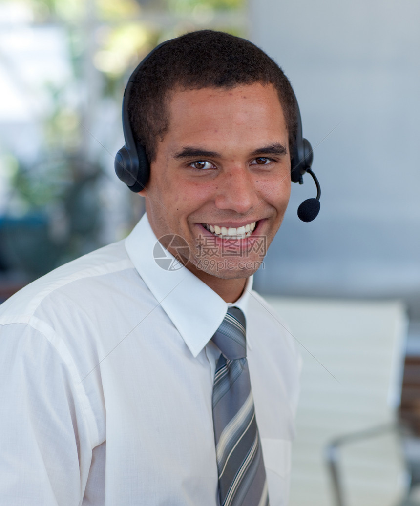 在一个呼叫中心工作的有吸引力的商务人士接线员笑脸电脑职场麦克风头发人士操作员牙齿电话图片