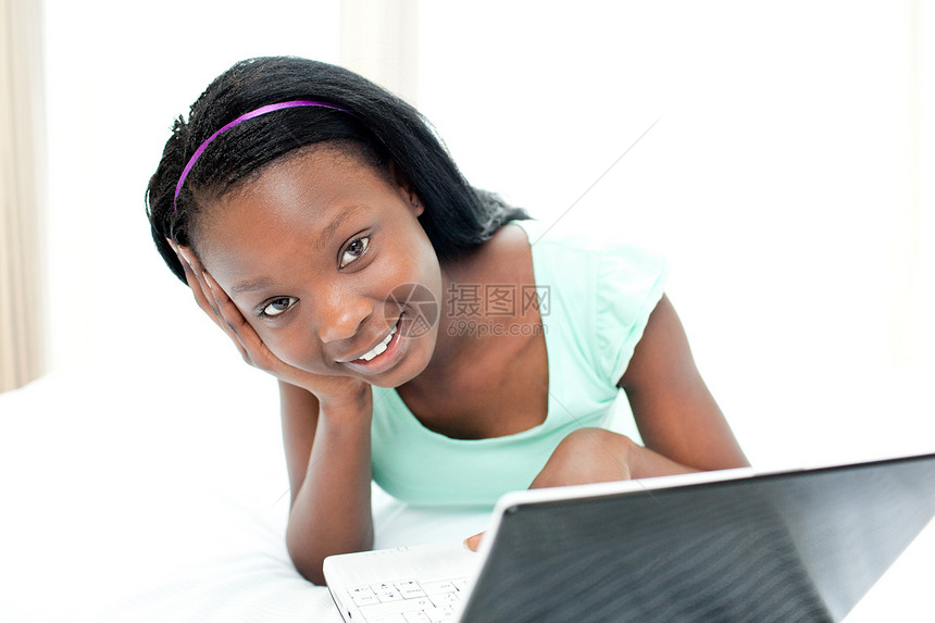 青少年少女在网上游荡图片