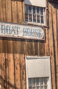 船屋签署横幅雕刻港口木头码头房子建筑窗户背景图片