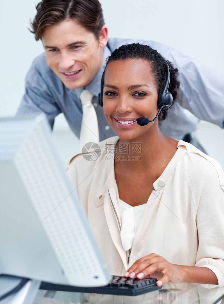 在计算机中工作的勤奋商业伙伴 工作愉快的商务伙伴成人操作员顾客服务男人全世界微笑女性公司电话图片