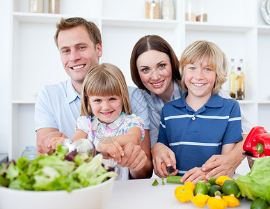 年青的年轻家庭一起烹饪孩子们母亲快乐幸福成人姐姐关爱厨房孩子蔬菜营养高清图片素材