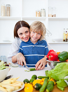 照顾母亲和儿子做饭幸福高清图片素材