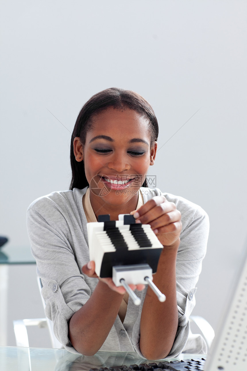 持有商业名卡持有人的非洲-美洲女商务人士图片