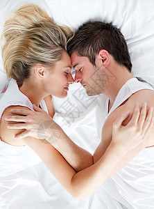 夫妇睡在床上男人女士睡眠生活拥抱酒店妻子夫妻女性男性爱高清图片素材