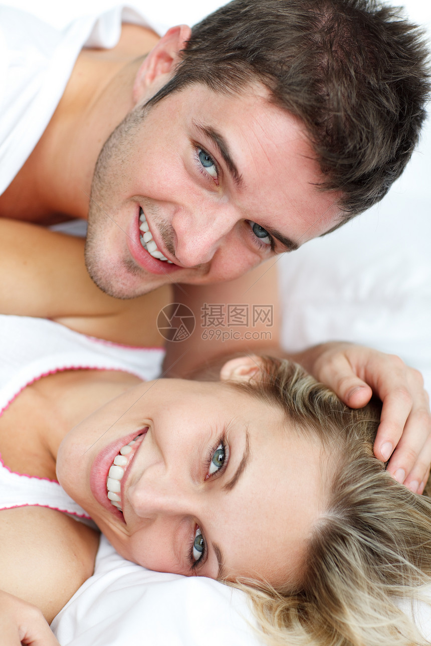 微笑的恋人躺在床上图片