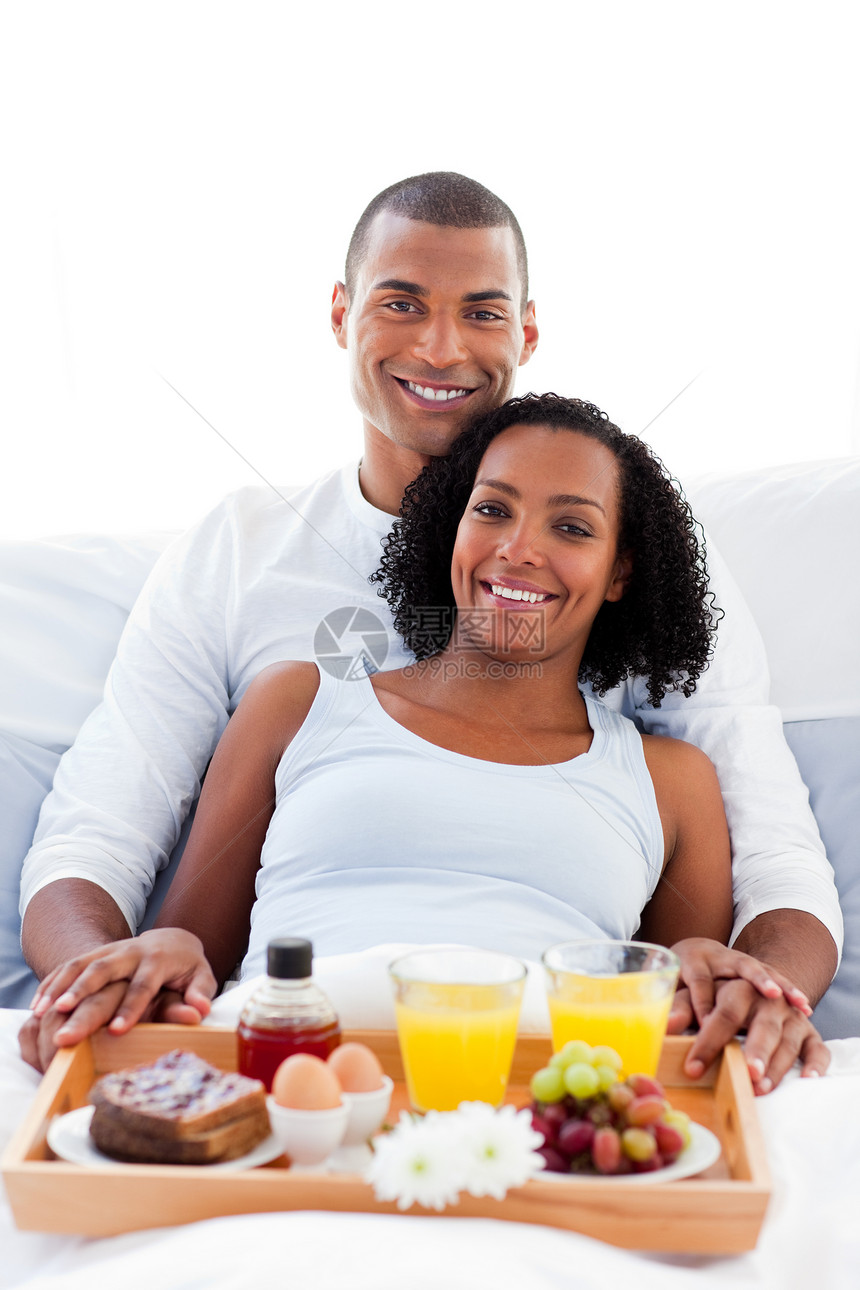 非裔美裔夫妇在床上吃早饭图片
