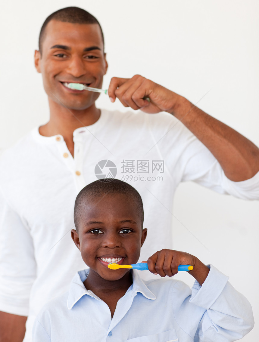父亲和他的儿子在刷牙时图片