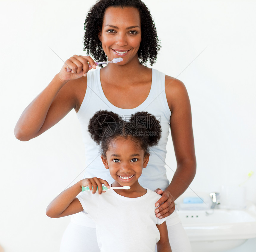 母亲和女儿在刷牙时刷牙图片