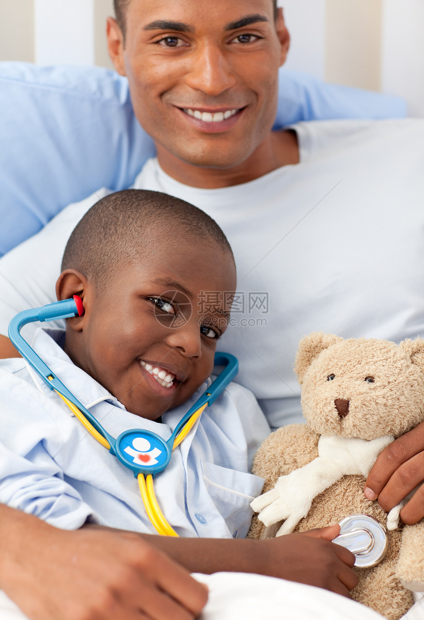 父亲与他生病的孩子在一起护理护士男生疼痛说谎青春期病人医院玩具发烧图片