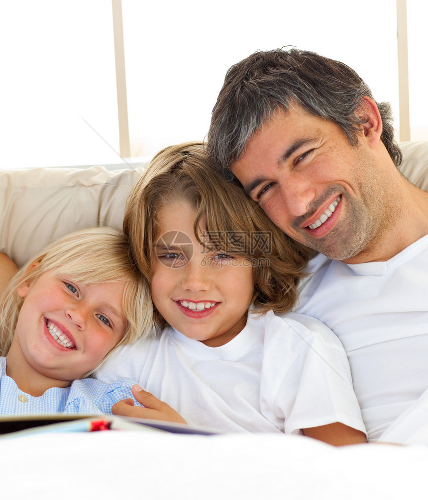 微笑的父亲和他的儿女 读书吧!图片