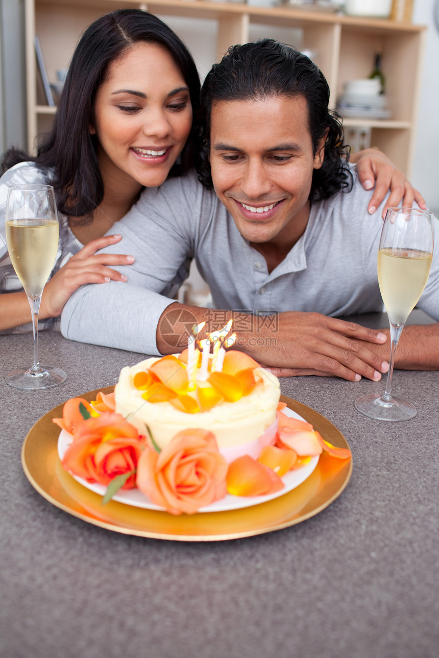 白马王子和他的妻子庆祝他的生日图片