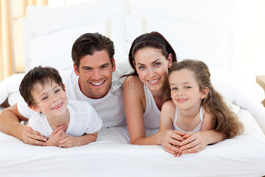 微笑的家庭玩得开心快乐幸福兴趣养育童年享受母亲孩子父亲产妇图片