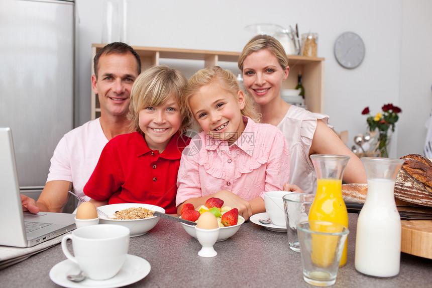 家人一起吃早饭快乐早餐生长父母朋友营养谷物男性食物乐趣饮食图片