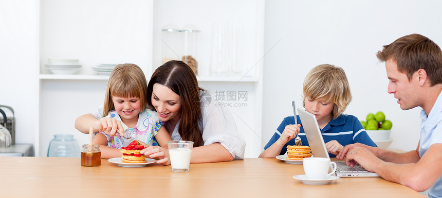 家人在厨房吃早饭 快乐图片