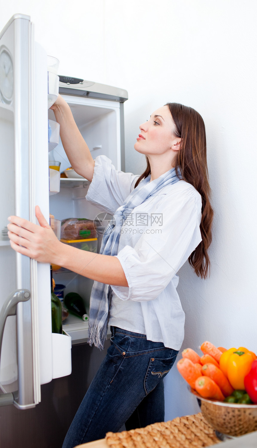 年轻女人在冰箱里找东西的年青女人图片