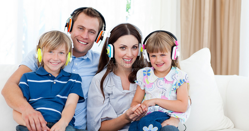 微笑家庭用耳机听听音乐图片