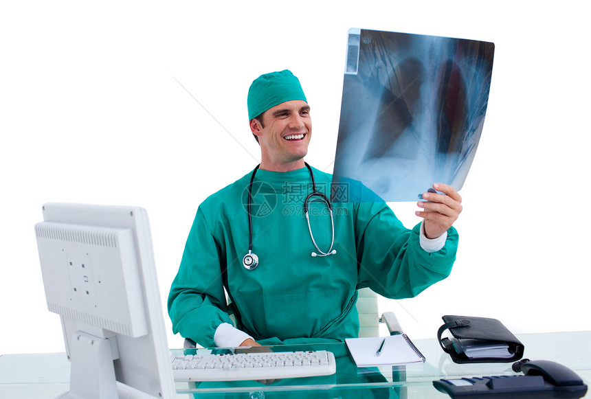 外科医生在他的办公室进行X光检查图片