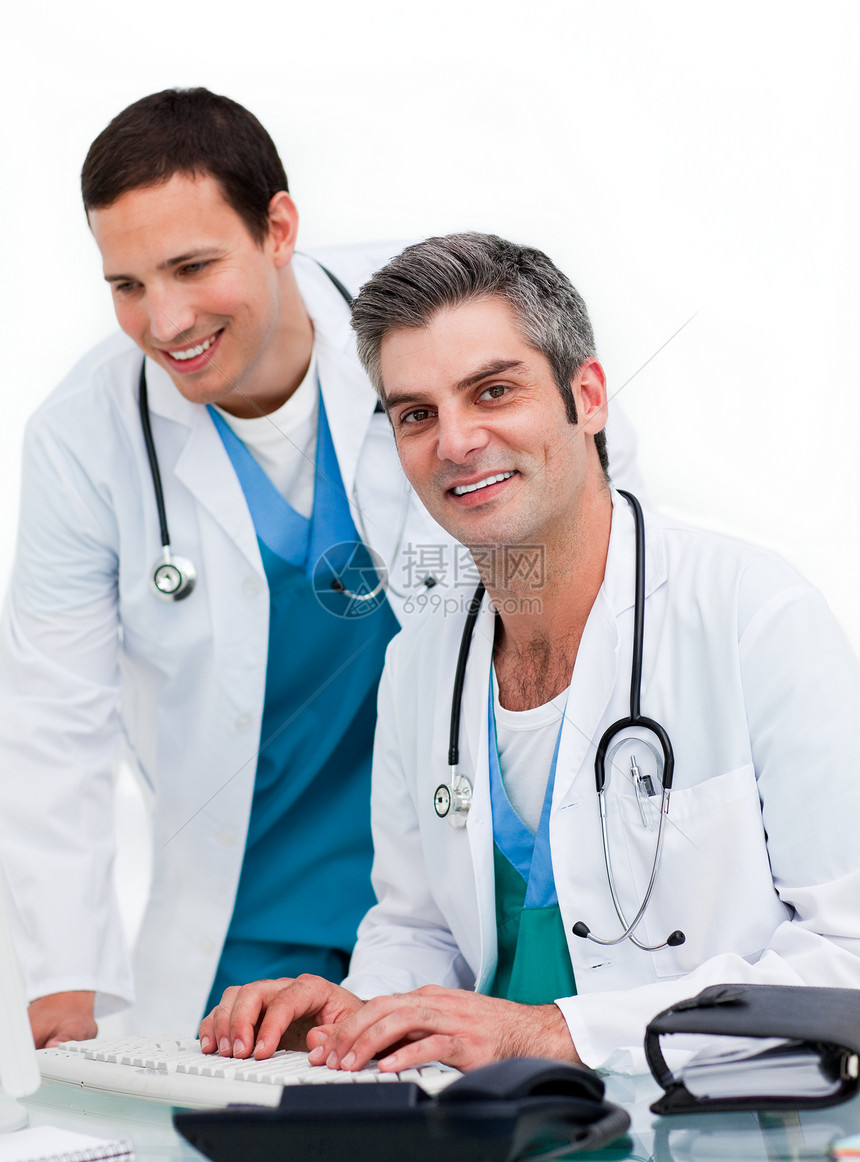 两名男医生在计算机工作医院键盘药品成人同事动画外科团队专家微笑图片