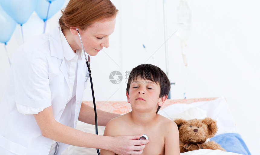 检查一个小男孩的漂亮医生专家护士诊所临床测试保健女士药品从业者童年图片