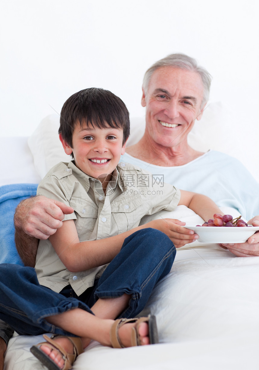 可爱的小男孩照顾他爷爷的外公长子孩子老将男生水果后代长老成人祖父宝藏图片