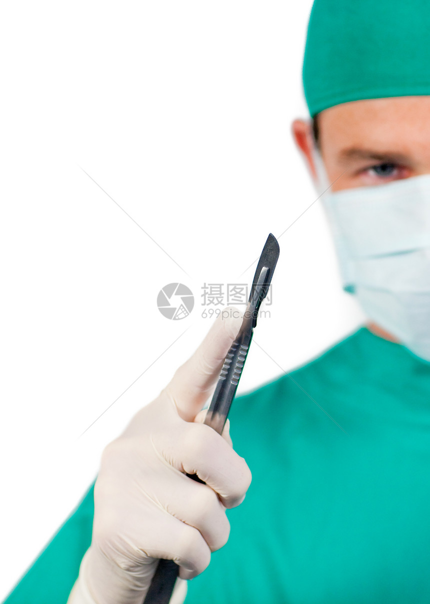 持有手术刀的男性健康外科医生图片