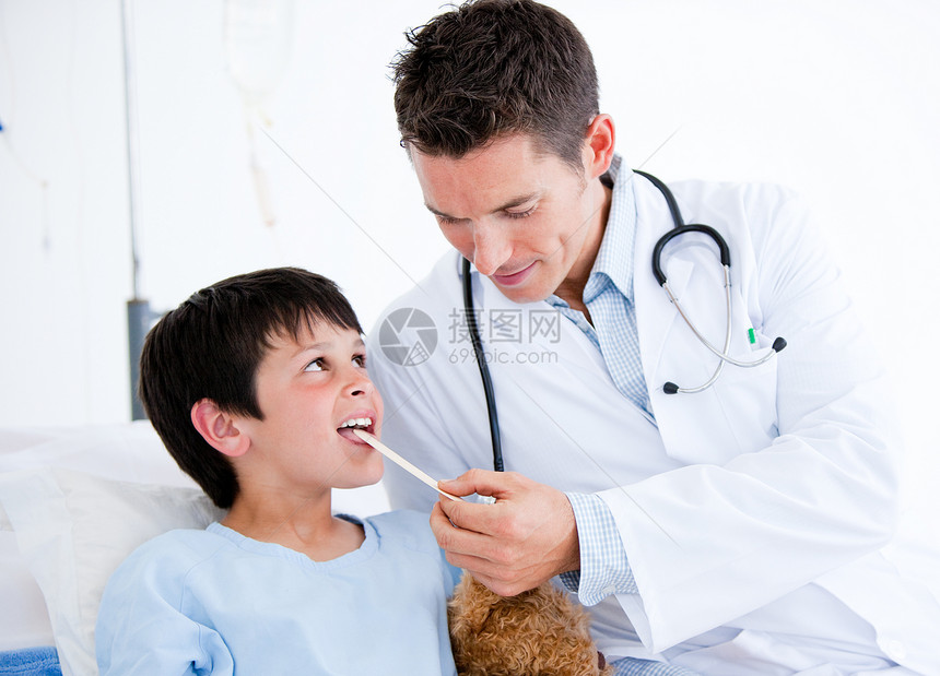 参加体格检查的可爱小男孩男性工作药品诊所工人咨询医生成人病人外科图片