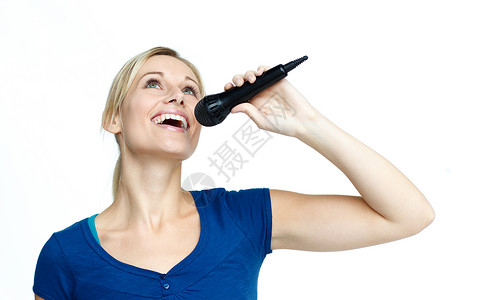 女人用麦克风唱着白色背景的歌声流行音乐高清图片素材