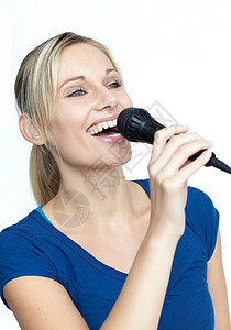 女人用麦克风唱歌幸福微笑蓝色音乐家岩石工作室头发卡拉ok女士娱乐歌手高清图片素材