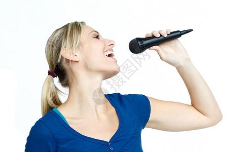 女人用麦克风唱歌乐趣流行音乐幸福歌手蓝色嗓音娱乐女士金发女性享受高清图片素材